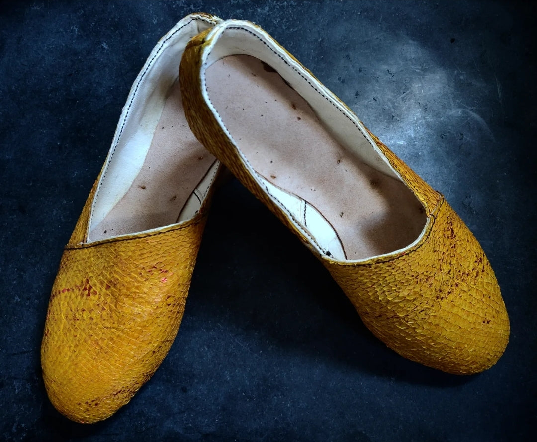 Pair of flats in yellow salmon leather with red metallic accents